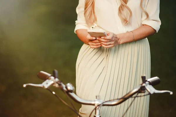 빈티지 레트로 자전거 스마트폰을 여자의 초상화 — 스톡 사진