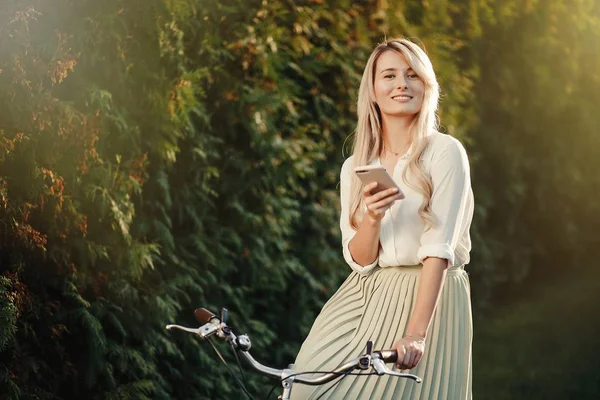 vintage retro Bisiklet smartphone kullanarak poz çok seksi kız portresi.