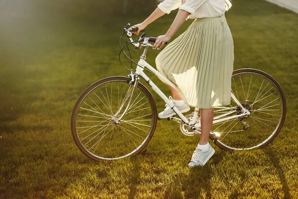 Портрет Довольно Сексуальной Девушки Позирующей Винтажным Ретро Велосипедом — стоковое фото