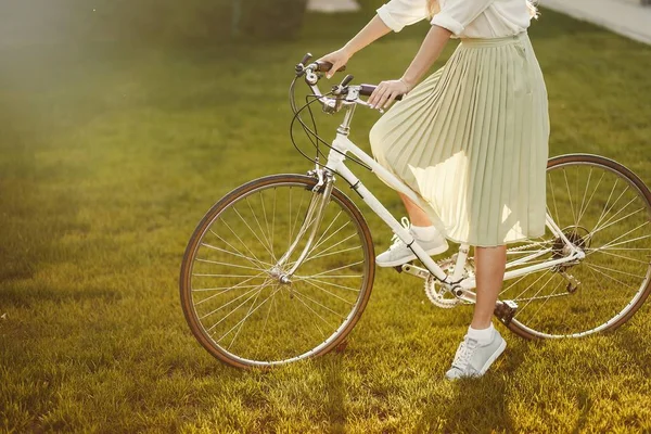 Портрет Довольно Сексуальной Девушки Позирующей Винтажным Ретро Велосипедом — стоковое фото