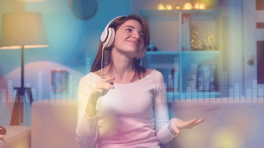 Evde mutlu bir kadın portresi kulaklık müzik dinler olduğunu 
