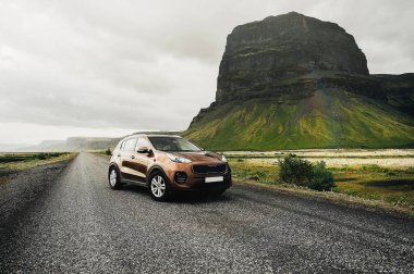 SUV otomobil. Kavram büyük 4 x 4 spor ve dağlarda modern araba ile seyahat. İzlanda. İzlanda'daki güzel manzara.
