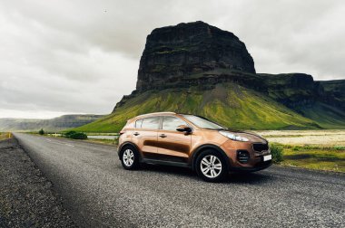 SUV otomobil. Kavram büyük 4 x 4 spor ve dağlarda modern araba ile seyahat. İzlanda. İzlanda'daki güzel manzara.
