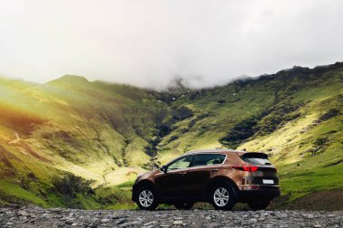 SUV otomobil. Kavram büyük 4 x 4 spor ve dağlarda modern araba ile seyahat. İzlanda. İzlanda'daki güzel manzara.