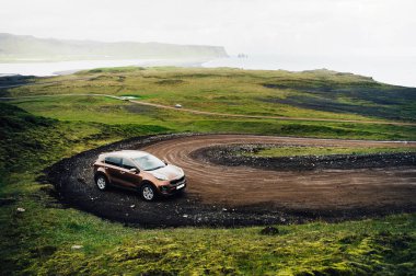 SUV otomobil. Kavram büyük 4 x 4 spor ve dağlarda modern araba ile seyahat. İzlanda. İzlanda'daki güzel manzara.