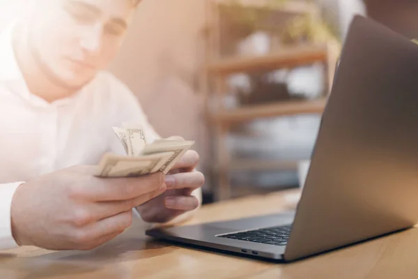 Mans rąk za pomocą inteligentnego telefonu i laptopa w wnętrza. — Zdjęcie stockowe