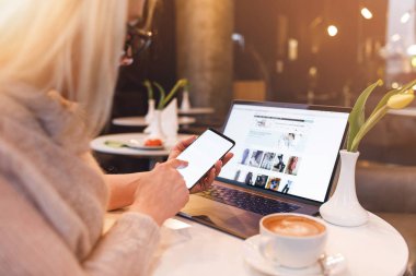 E-alışveriş yaparken kız. Online ödeme, smartphone holding eller.