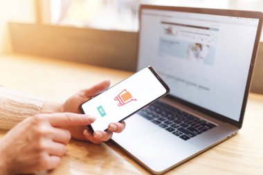 E-alışveriş yaparken kız. Online ödeme, smartphone holding eller.