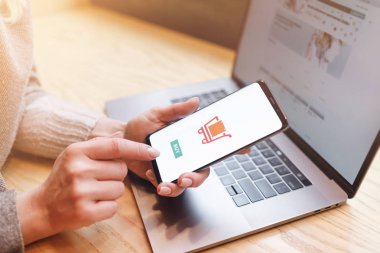 E-alışveriş yaparken kız. Online ödeme, smartphone holding eller.