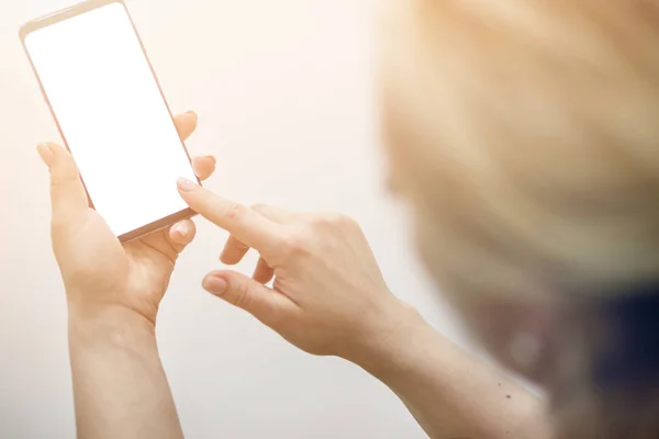 Cerca Mano Usando Teléfono Inteligente —  Fotos de Stock