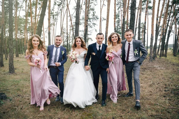 Vackert Par Med Vänner Nygifta Och Vänner Kramar Utanför Par — Stockfoto