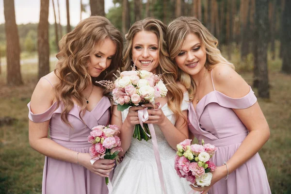 Bruidsmeisjes Boeketten Houden Bruiloft Bouquet Handen Mooie Bruid Met Haar — Stockfoto