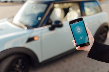 Car yakınındaki bir iş kadını. Arabanın yakınında Smartphone kullanan kadın. Telefon denetiminde araba.
