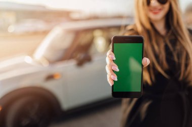 İş kadını Smartphone kullanarak car yakınındaki.