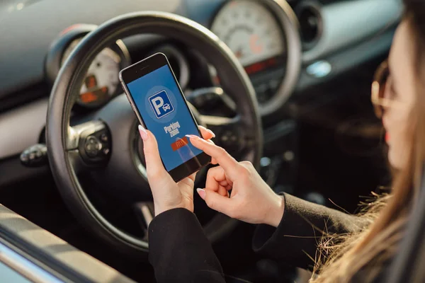 Ділова Жінка Машині Дівчина Використовує Додаток Смартфона Щоб Платити Паркування — стокове фото