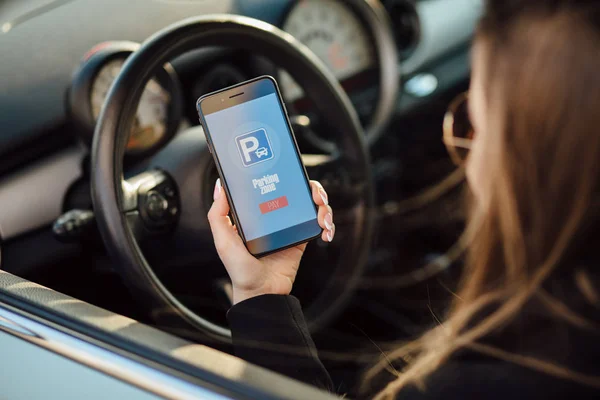 Ділова Жінка Машині Дівчина Використовує Додаток Смартфона Щоб Платити Паркування — стокове фото