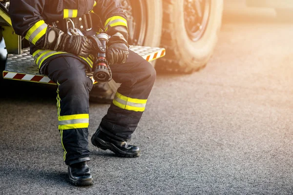 Homem Resgate Bombeiros Bombeiro Uniforme Capacete Perto Carro Bombeiros — Fotografia de Stock