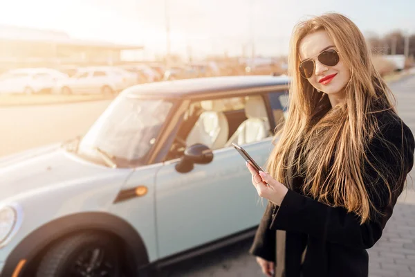 Mulher Bonita Está Usando Seu Smartphone Perto Carro — Fotografia de Stock