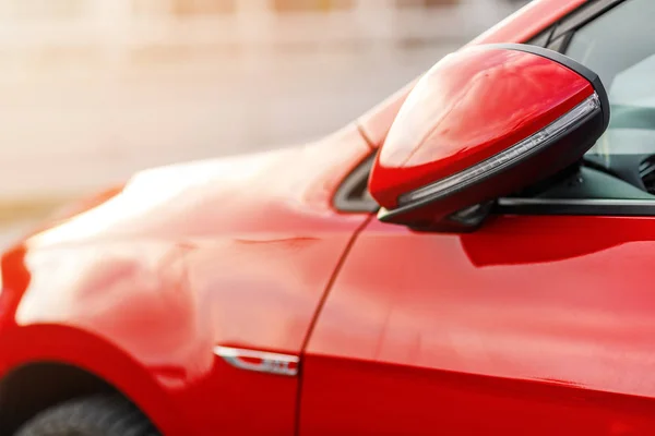 Nahaufnahme Des Geschlossenen Außenspiegels Des Autos Auf Dem Parkplatz Seitenspiegel — Stockfoto