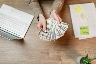 Kadının para ile kapatın. İşkadını holding nakit. Para vererek el. İşkadını Doları Döviz Alım tutan gözlük içinde.