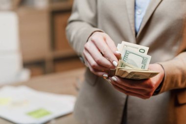 İşkadını nakit. Doları para tutan el.