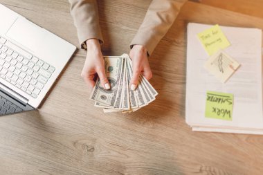 İşkadını nakit. Doları para tutan el.