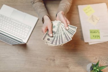 Kadının para ile kapatın. İşkadını holding nakit. Para vererek el. İşkadını Doları Döviz Alım tutan gözlük içinde.