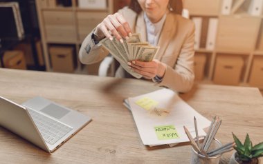 İşkadını nakit. Doları para tutan el.