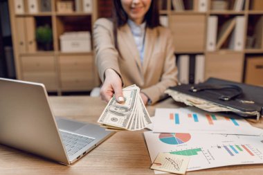 Kadının para ile kapatın. İşkadını holding nakit. Para vererek el. İşkadını Doları Döviz Alım tutan gözlük içinde.