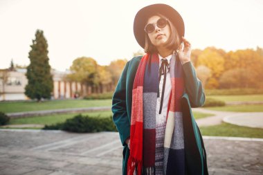 Şapkalı güzel şık kadın. Mutlu hippi kız şapka ve güneş gözlüğü.