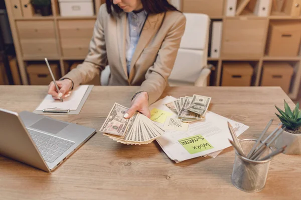 İşkadını nakit. Doları para tutan el.