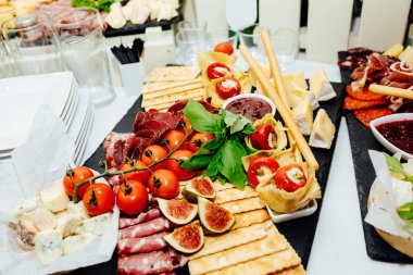 Resepsiyon açık büfe. Lezzetler ve aperatifler büfe içinde. Event'de yiyecek içeren tablo.