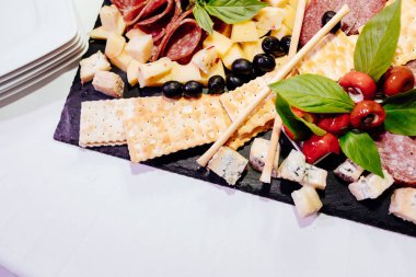 Resepsiyon açık büfe. Lezzetler ve aperatifler büfe içinde. Event'de yiyecek içeren tablo.