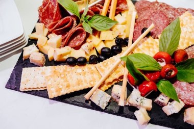 Resepsiyon açık büfe. Lezzetler ve aperatifler büfe içinde. Event'de yiyecek içeren tablo.