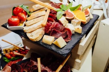 Resepsiyon açık büfe. Lezzetler ve aperatifler büfe içinde. Event'de yiyecek içeren tablo.