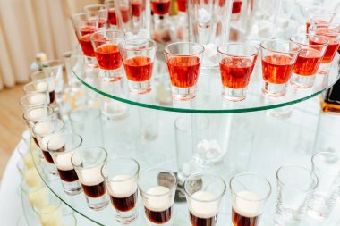 Resepsiyon iç. içecekler parti. Kokteyller ve içkiler.