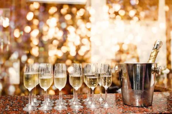 Блестящее Вино Бокалы Шампанского Золотом Фоне Концепция Праздника — стоковое фото