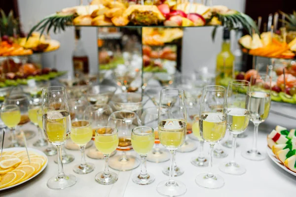 Vino Espumoso Copas Champán Delicioso Buffet Dulce Con Cupcakes Vino — Foto de Stock