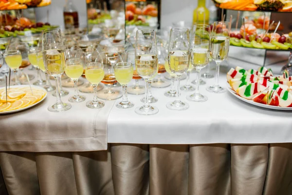 Блестящее Вино Бокалы Шампанского Вкусный Сладкий Шведский Стол Кексами Игристое — стоковое фото