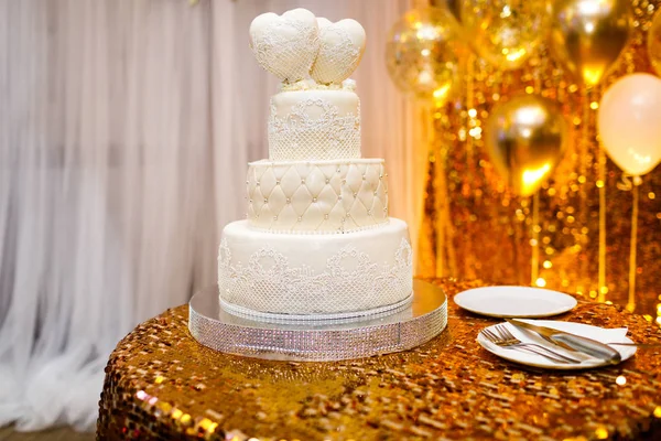 Elegante Pastel Boda Con Dos Corazones — Foto de Stock