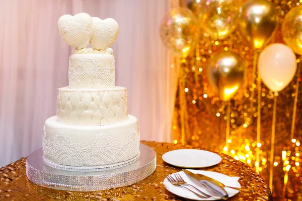 Elegante Pastel Boda Con Dos Corazones — Foto de Stock