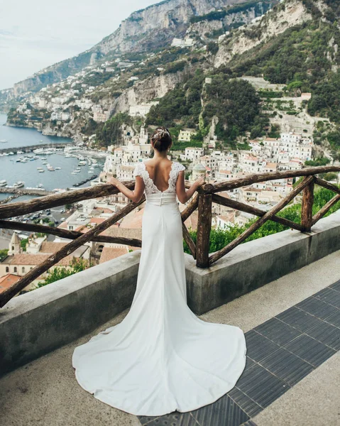 Belle Mariée Regardant Sur Île Vue Arrière — Photo