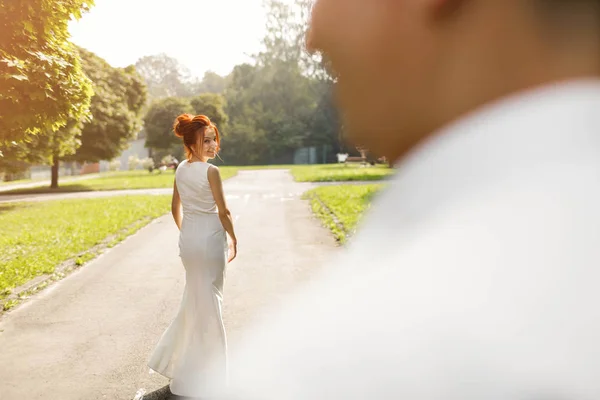 Pareja Feliz Abrazándose Riendo Aire Libre Cerca Foto Pareja Joven — Foto de Stock