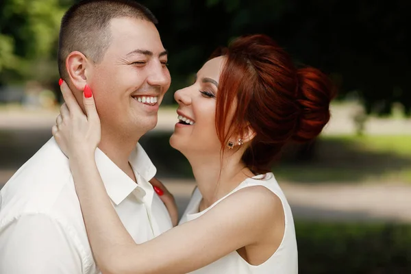 ハグと屋外笑って幸せなカップル 若い陽気な夫婦の写真をクローズ アップ — ストック写真