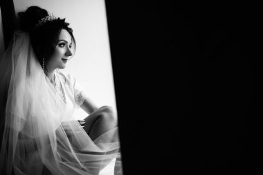 Gelin. Düğün. Beyaz elbiseli güzel bir seksi gelin moda portre. Sabah hazırlık.