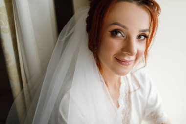 Gelin. Düğün. Beyaz elbiseli güzel bir seksi gelin moda portre. Sabah hazırlık.