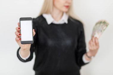 Para tutarak ve smartphone kullanarak kadın.