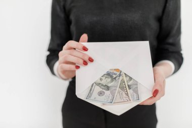 Para tutarak ve smartphone kullanarak kadın.