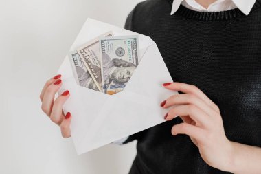 Para tutarak ve smartphone kullanarak kadın.