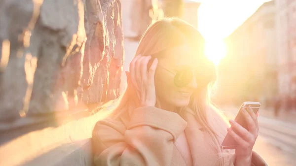 Mujer usando teléfono celular al aire libre en la ciudad . —  Fotos de Stock